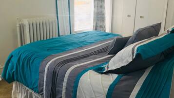 4 bedrooms, iron/ironing board, WiFi, bed sheets