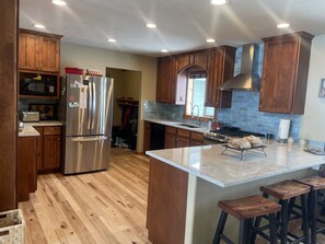 Een koelkast, een magnetron, een oven, een kookplaat