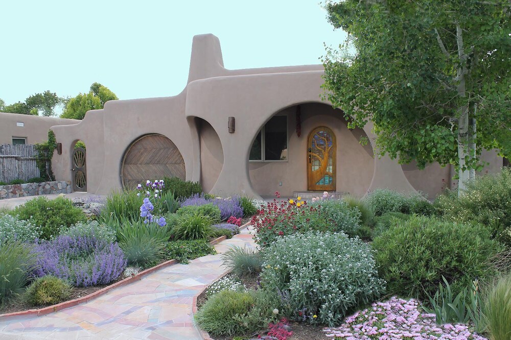 Luxury Mosaic Masterpiece: Santa Fe Hobbit House centrally located to SF Plaza.