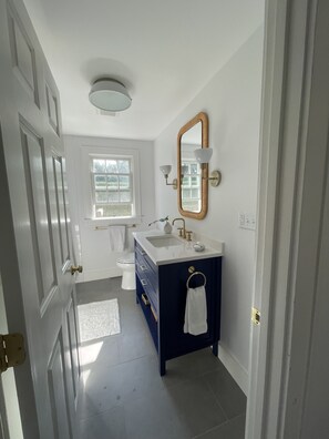 Combined shower/bathtub, hair dryer, towels, soap - Family Friendly Island Getaway (Nantucket)