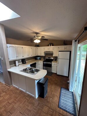 Een koelkast, een magnetron, een oven, een kookplaat