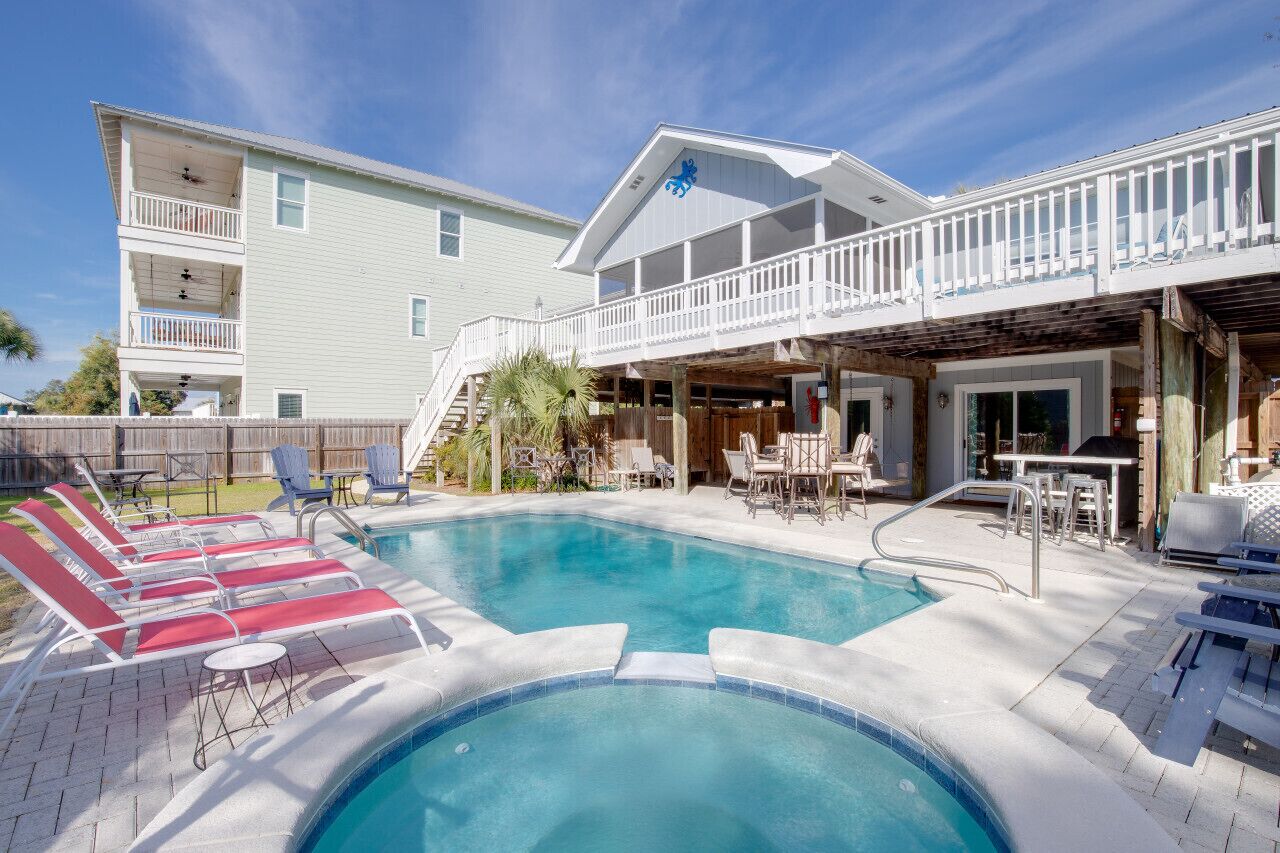 Private Pool. Only 2-3 blocks to Blue Mtn. Beach!