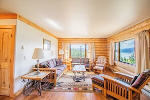 TV, fireplace, DVD player, books