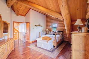7 bedrooms, iron/ironing board, travel cot, free WiFi - Mountain Getaway w/additional Bunkhouse Apartment! (Anaconda)