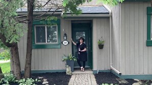 Een huis met een groene deur, een brievenbus en een huisnummer 345.