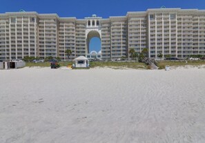 Am Strand, Liegestühle, Strandtücher, Angeln