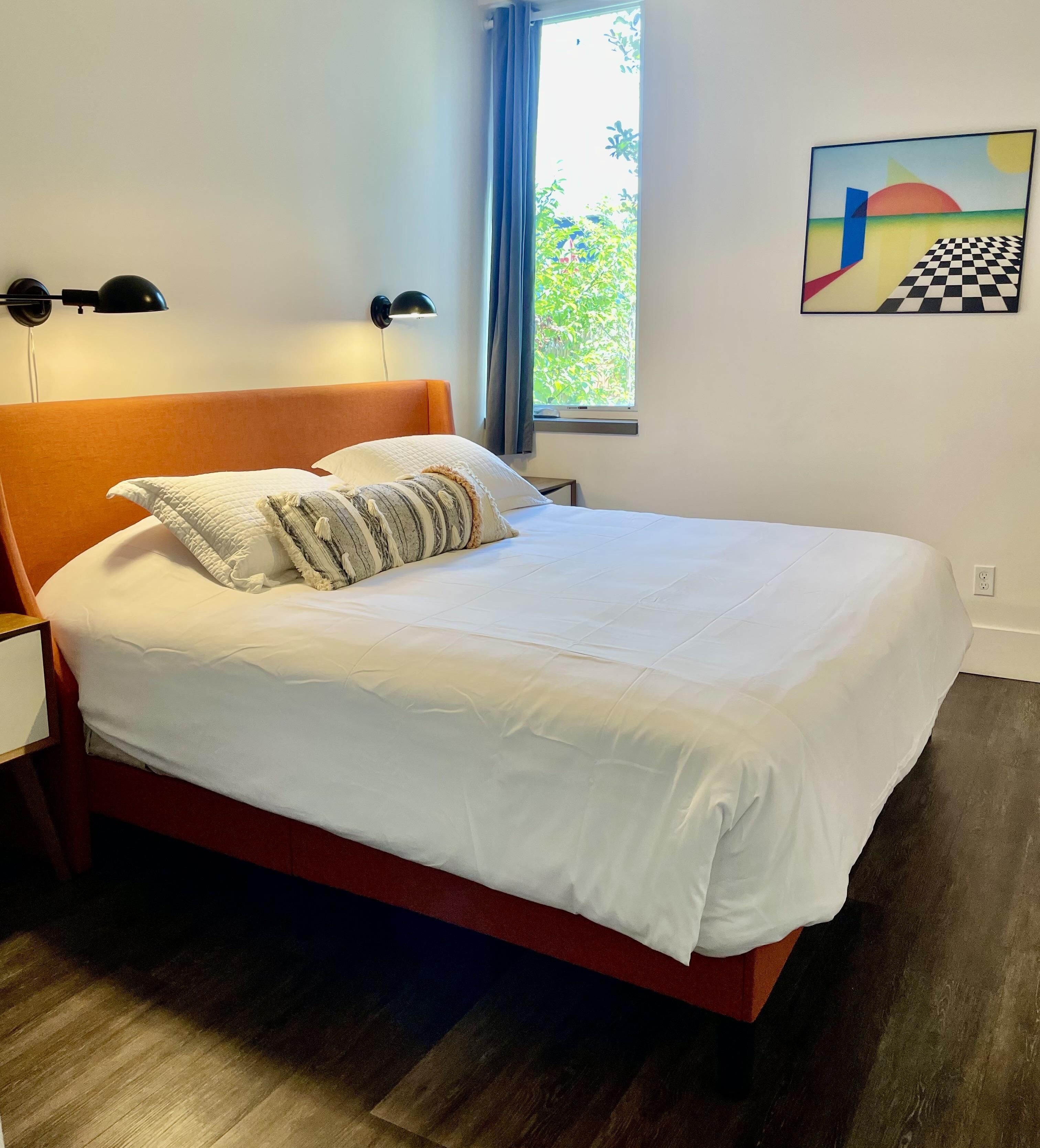 5 habitaciones, tabla de planchar con plancha y cuna de viaje 