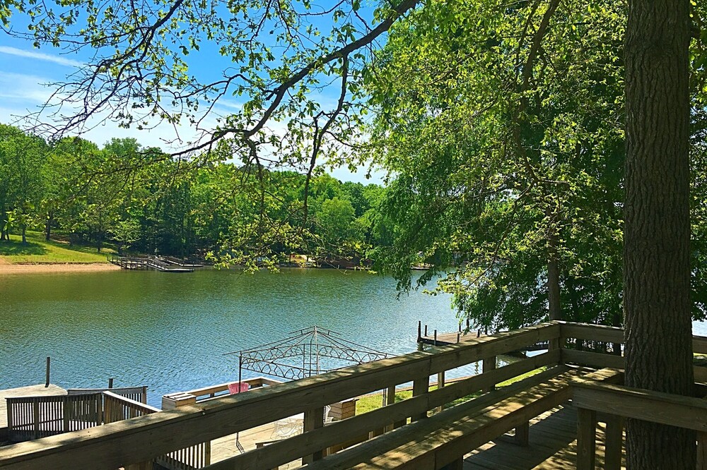 Adorable Cabin on High Rock Lake, Book your summer vacation now!