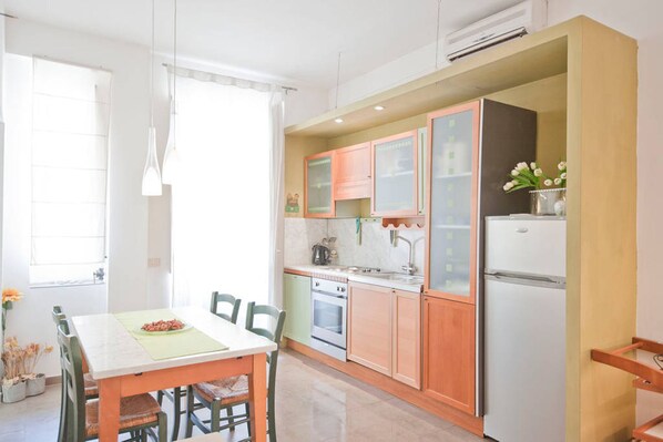 Kühlschrank, Ofen, Geschirrspüler, Toaster