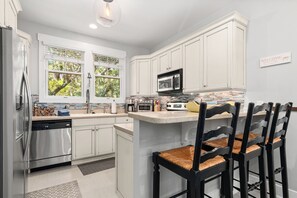 Fridge, oven, stovetop, dishwasher