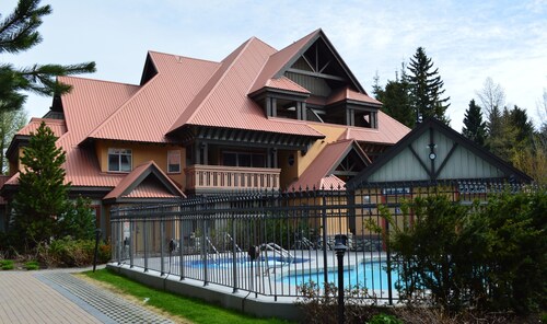 ¡Ubicación! ¡Ubicación! 2 dormitorios, 2 baños con piscina y jacuzzi<br>¡Recientemente renovado!