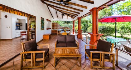 4 bed / 4 bath w pool and rooftop patio 50m from Beach in Grande