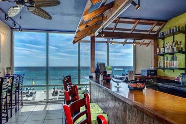 Flip Flops oceanfront restaurant located on the 1st floor lobby