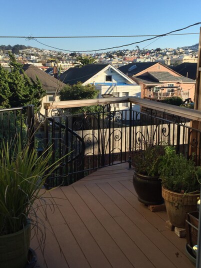 5 MINUTE WALK TO BUSES & BART