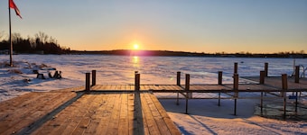Fabulous waterfront 3bdRm+ & 2wshrm Cottage in Kawartha Lakes 430' deep Yard