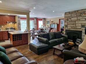 Smart-TV, Kamin, DVD-Player, Bücher