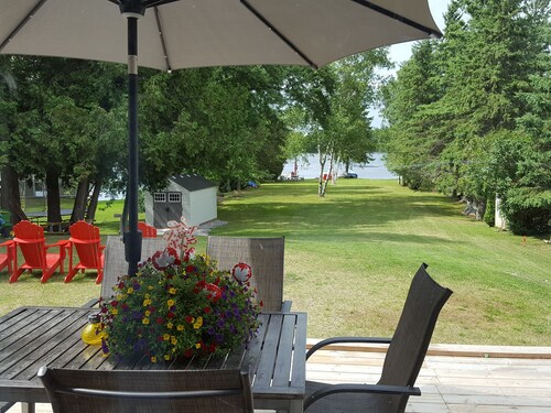 Fabulous waterfront 3bdRm+ 2Rm& 3wshrm Cottage in Kawartha Lakes 430' deep Yard