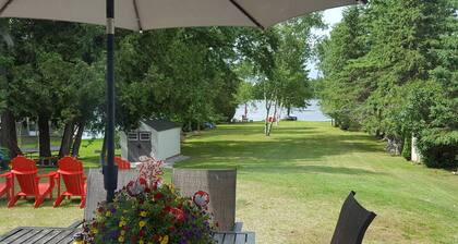Fabulous waterfront 3bdRm+ 2Rm& 3wshrm Cottage in Kawartha Lakes 430' deep Yard