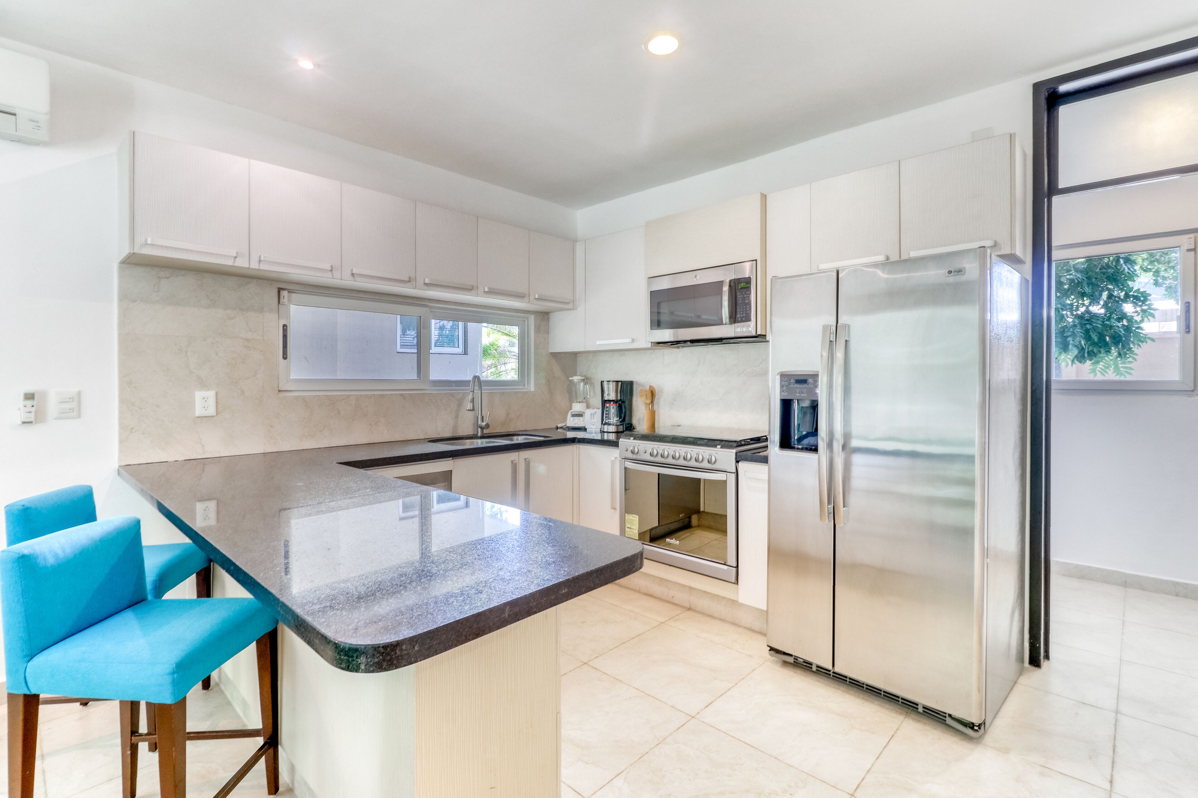 Luxurious villa with partial AC, strong WiFi, pool, gym, event hall & garden