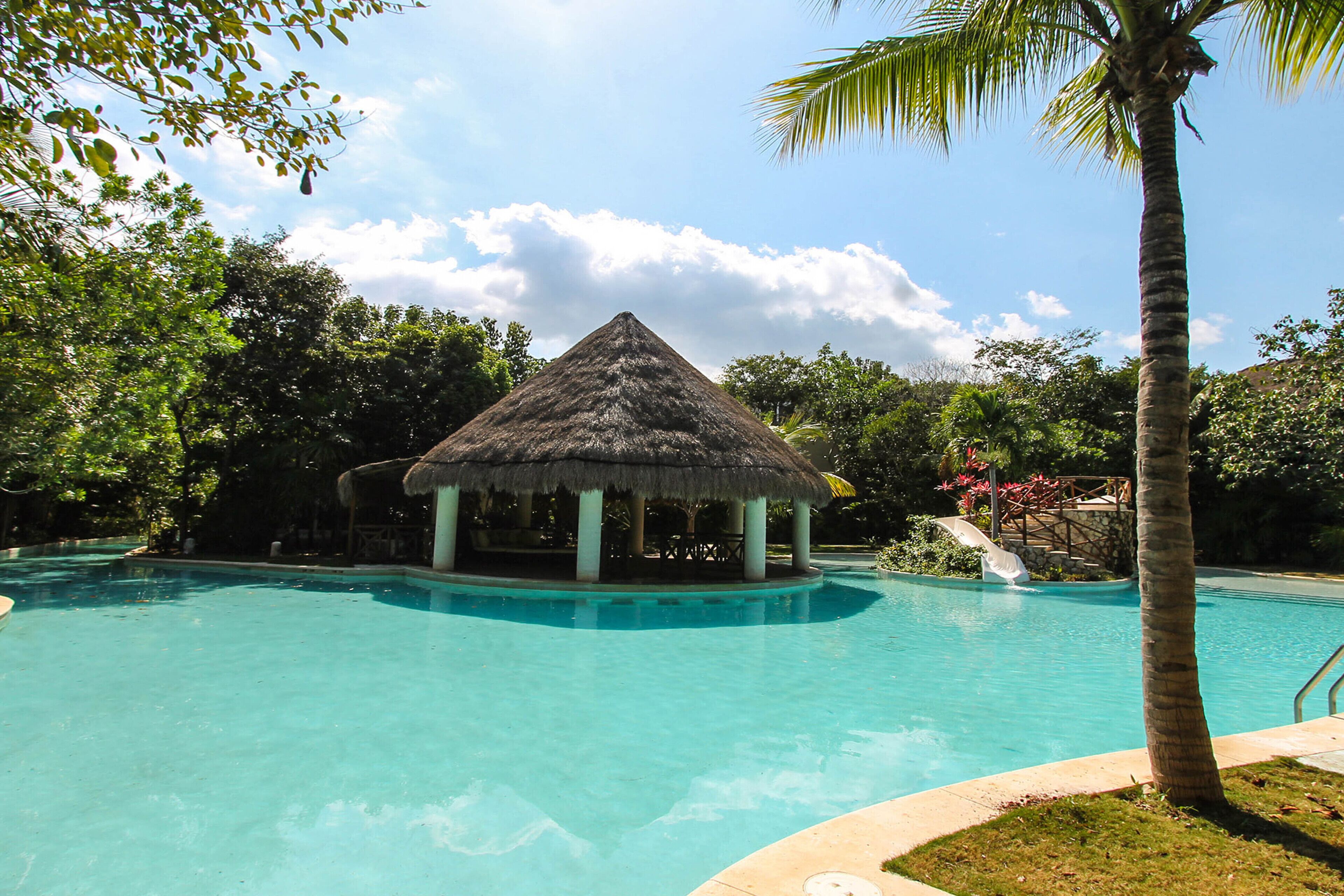 Luxurious villa with partial AC, strong WiFi, pool, gym, event hall & garden