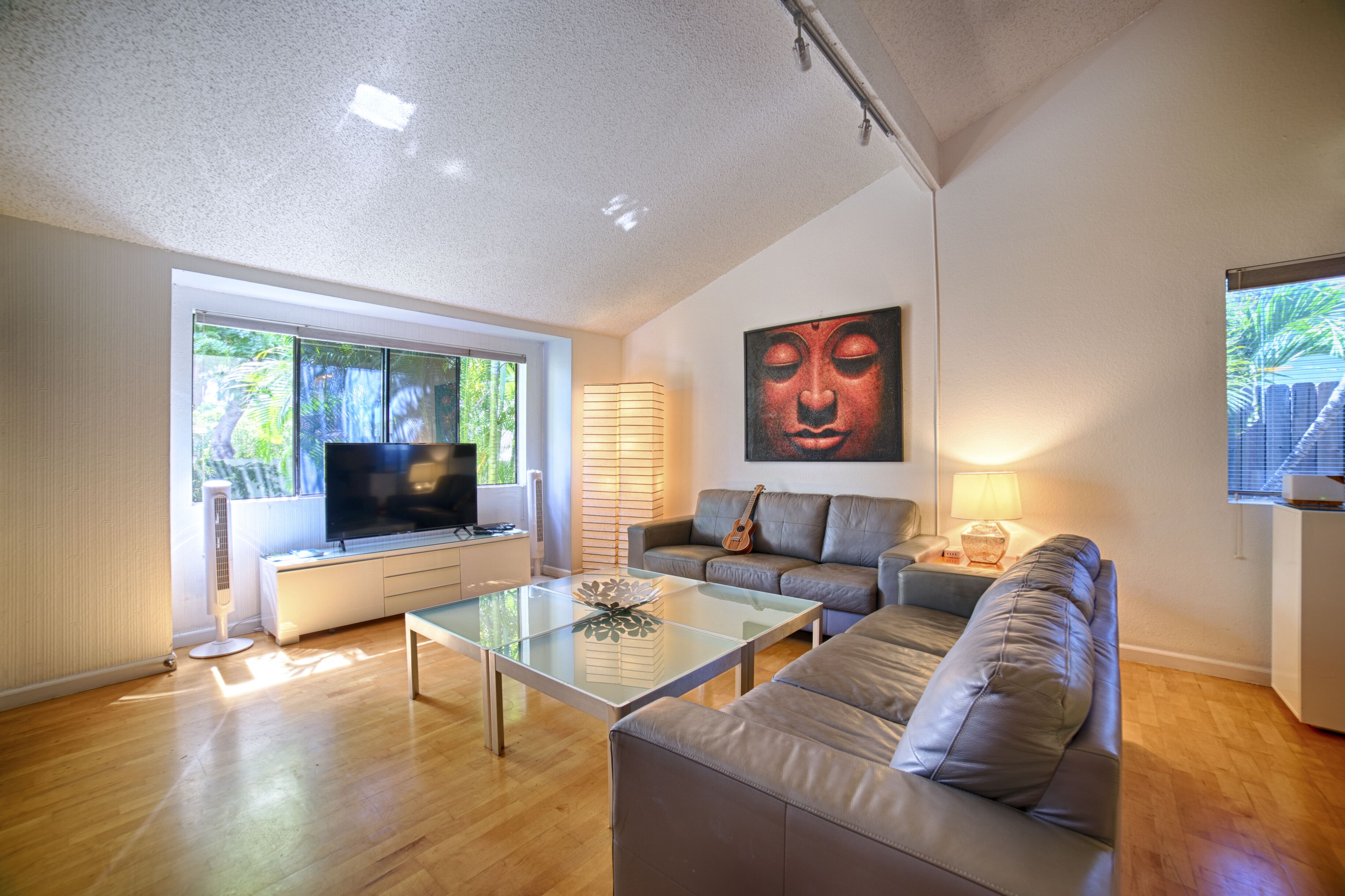 UPSCALE HOME FOR 6 -  GREAT YARD & ALL THE BEACH TOYS - Sleep On Maui House