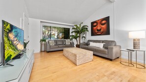 Smart-TV, DVD-Player, Bücher, Musikbibliothek