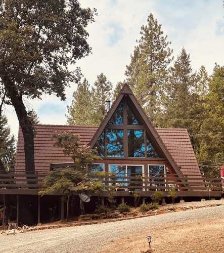 Chalet Near Apple Hill, Sly Park Jenkinson Lake,Placerville winetasting, Skiing