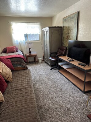 3 bedrooms, desk, iron/ironing board, free WiFi