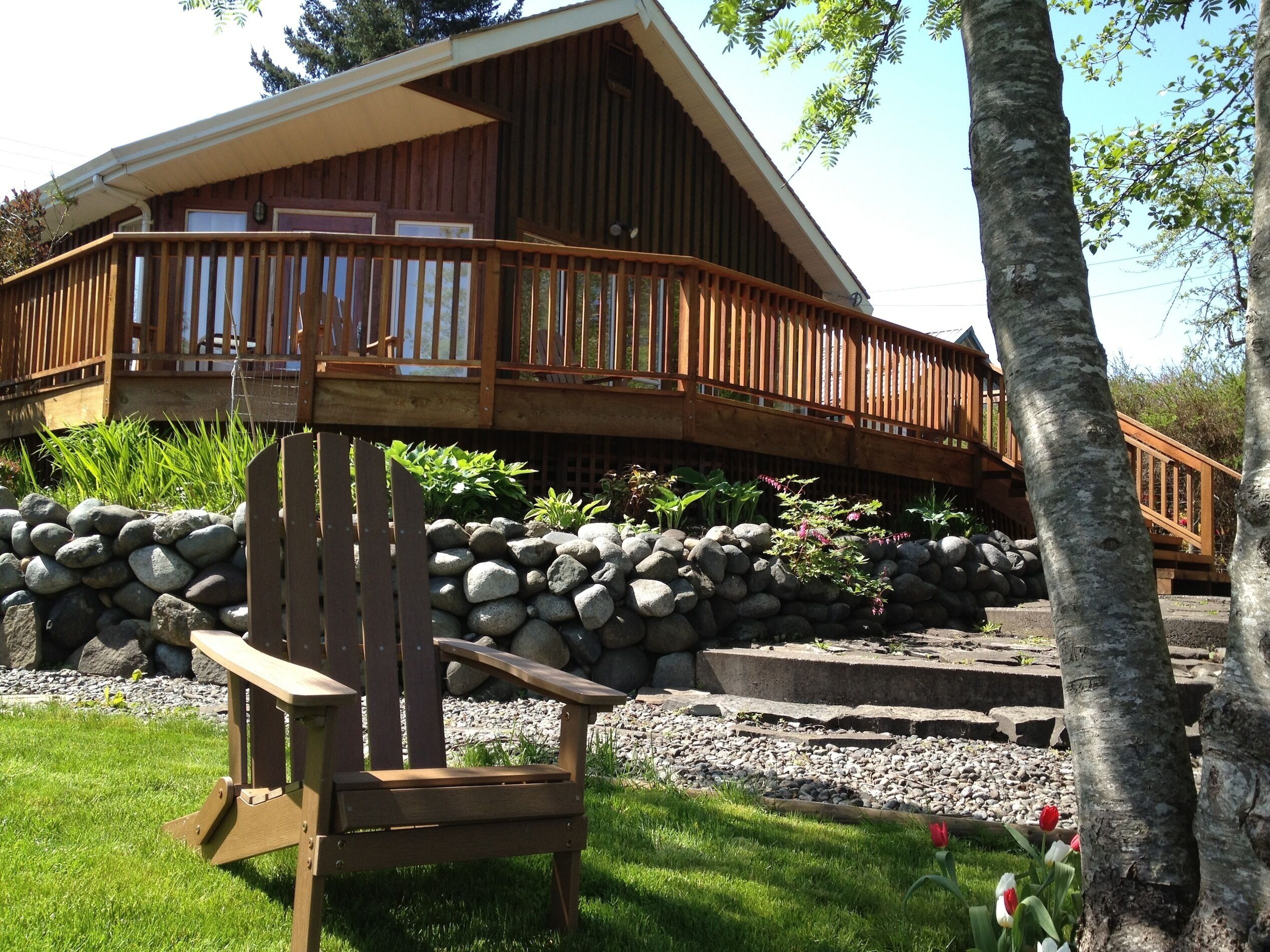 Riverfront Sanctuary~Peaceful & Private~Walk to Downtown Courtenay!!!