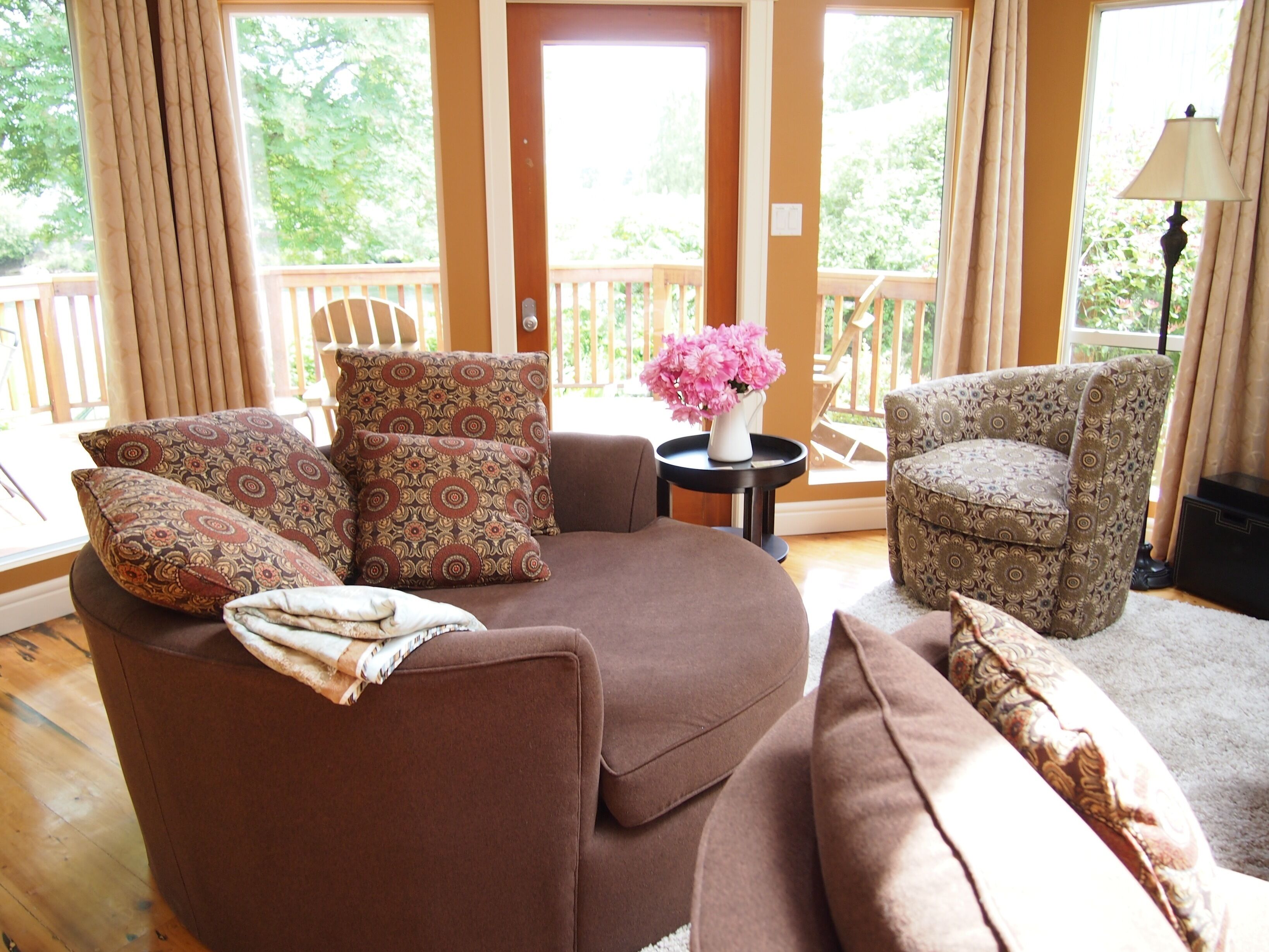 Riverfront Sanctuary~Peaceful & Private~Walk to Downtown Courtenay!!!