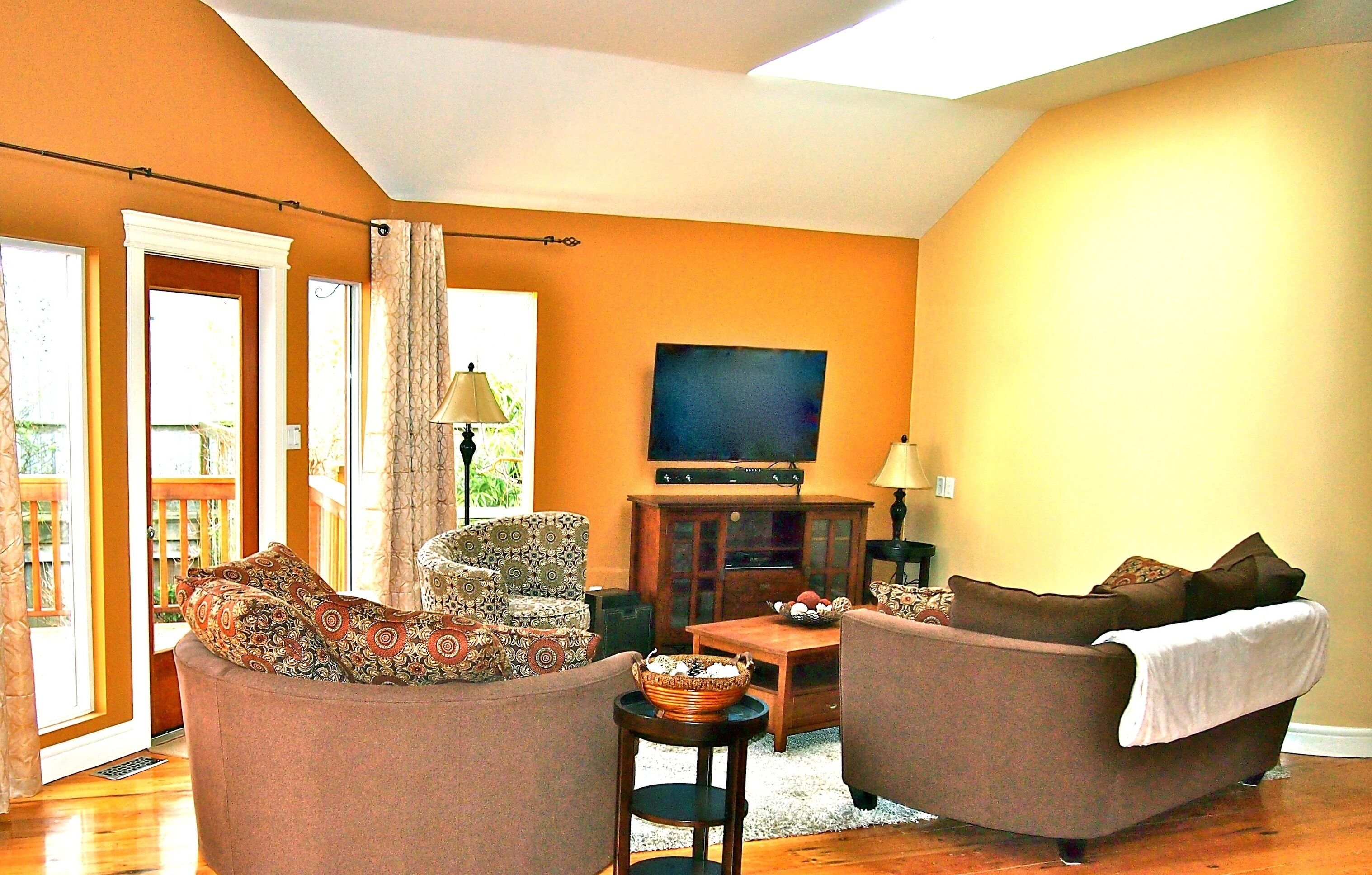 Riverfront Sanctuary~Peaceful & Private~Walk to Downtown Courtenay!!!