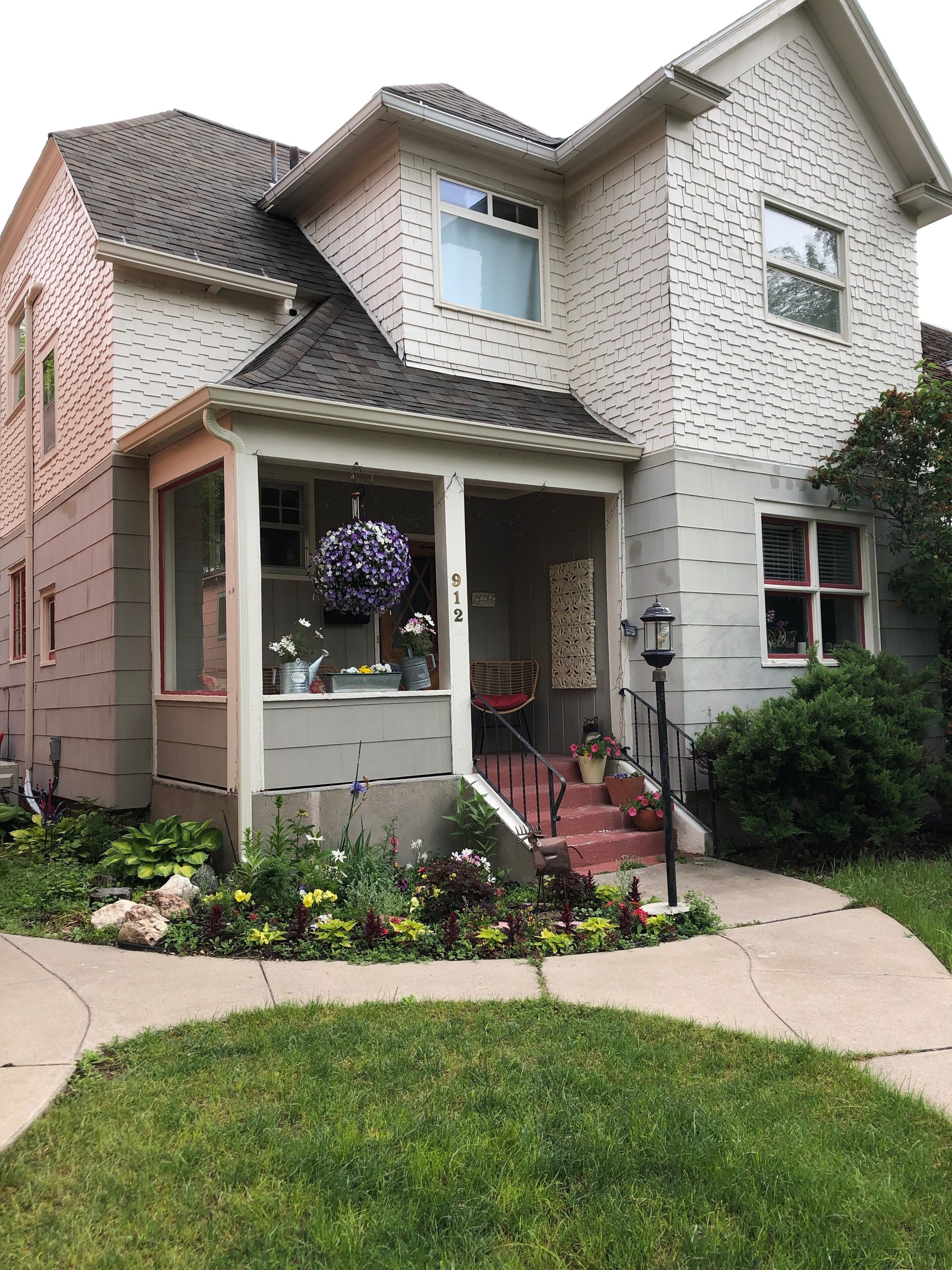 Beautiful Original Artwork Throughout A Quaint Centrally Located Helena Home