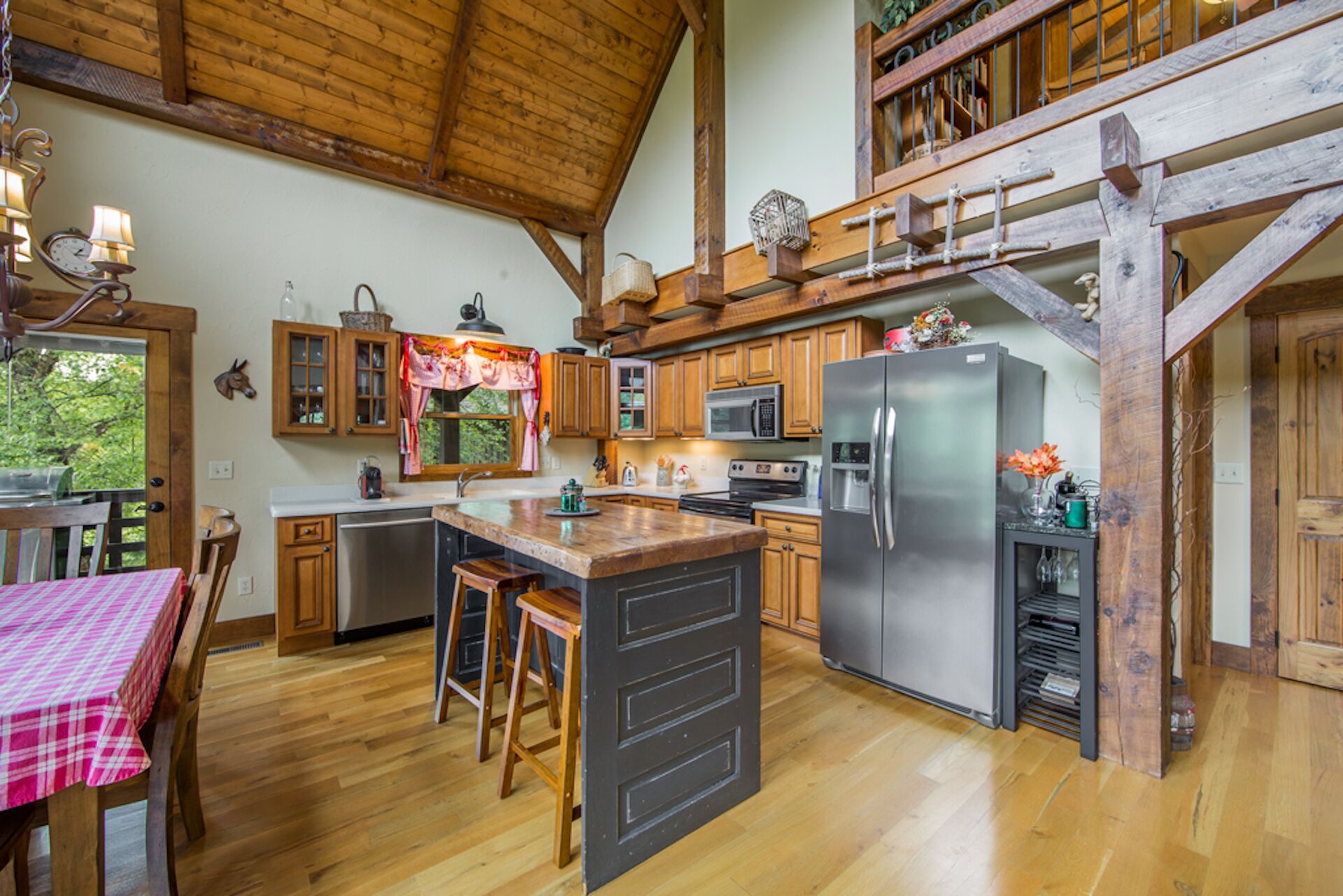 Charming modern cabin near town and forest recreation. 