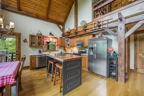 Fridge, microwave, oven, stovetop - Charming modern cabin near town and forest recreation. Storage for bikes. (Brevard)
