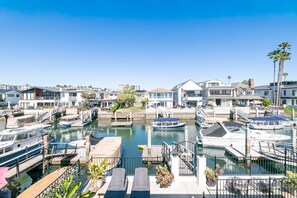 Marina - Upstairs Bayfront Vacation Home | Short Walk to Beach | Peaceful Neighbor & Close to all Hot Spots! (Newport Beach)