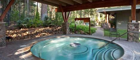 Utomhuspool och uppvärmd pool