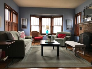 Fernseher, Kamin, DVD-Player, Kinderspielzeug