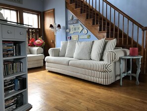 Fernseher, Kamin, DVD-Player, Kinderspielzeug