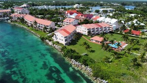 Vue aérienne d’un hôtel situ é sur la côte, composé de plusieurs bâtiments, doté d’une piscine et d’un port de plaisance.