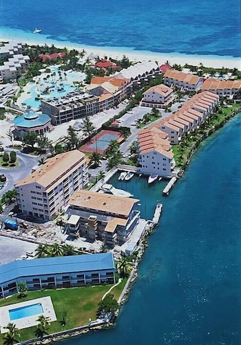 Beautiful 3 Bedroom Penthouse Apartment on Bell Channel with a 30' Dock Slip! 