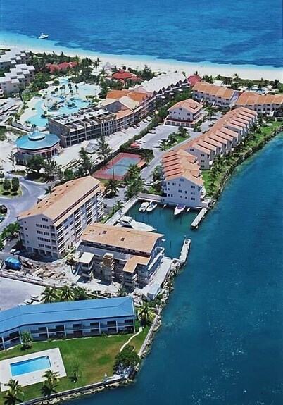 Beautiful 3 Bedroom Penthouse Apartment on Bell Channel with a 30' Dock Slip! 