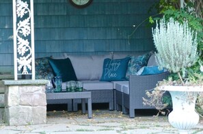 Terrace/patio - Country Carriage House ONLY 15 MIN TO NYC Great for Families, Couples, Reunions (Englewood)