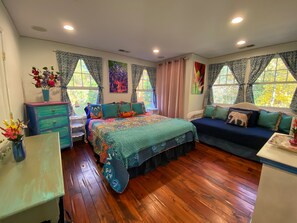 4 bedrooms, desk, iron/ironing board, free WiFi - Country Carriage House ONLY 15 MIN TO NYC Great for Families, Couples, Reunions (Englewood)