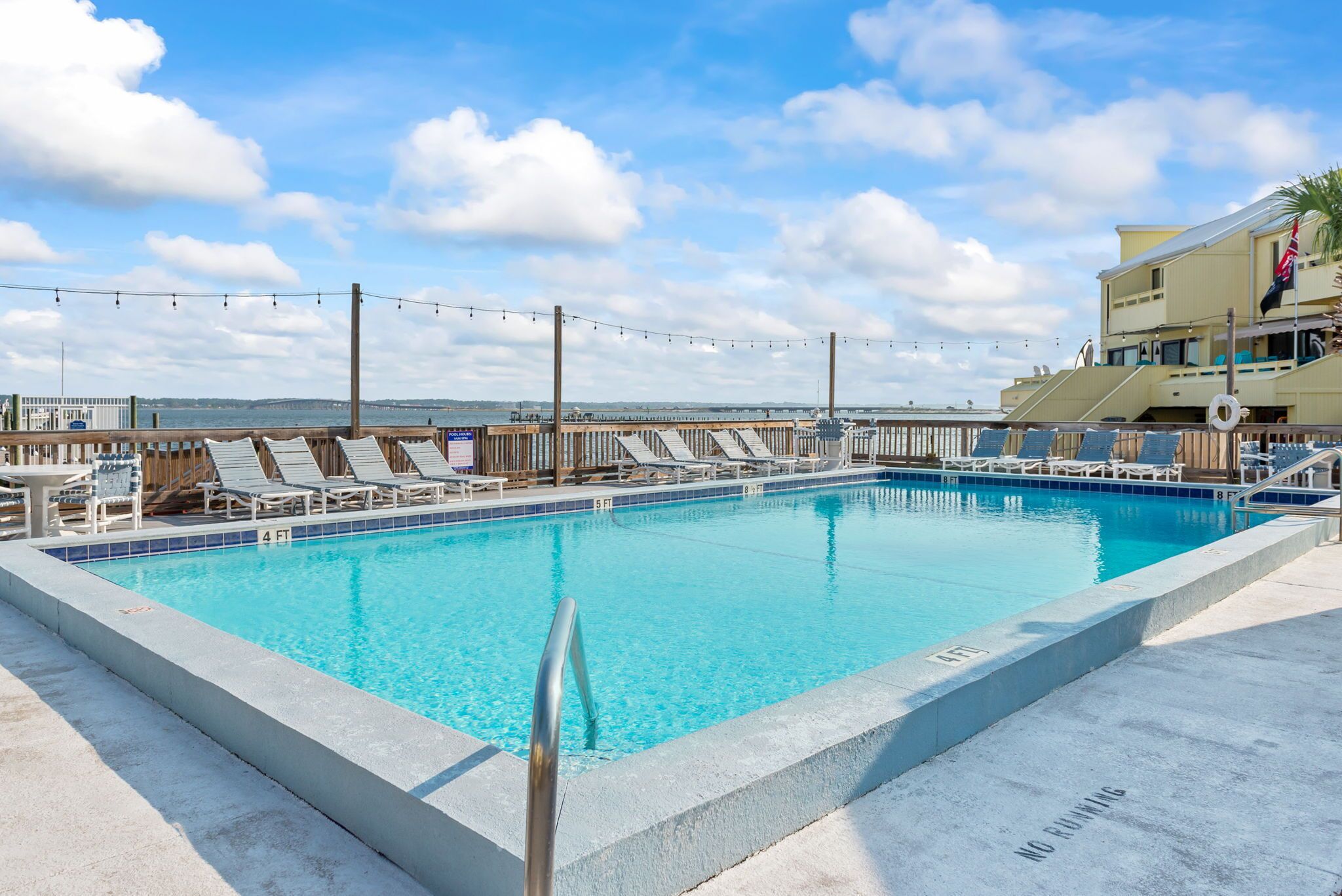 Waterview Townhome in Navarre Florida! Sleeps 8; Complex includes POOL,