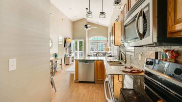 Jääkaappi, mikroaaltouuni, uuni, liesi