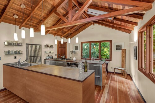 Wunderschöne, üppige, moderne Hütte am Fluss mit eigenem Strand