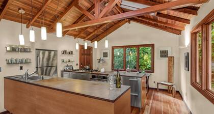 Wunderschöne, üppige, moderne Hütte am Fluss mit eigenem Strand