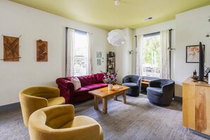 TV connectée, table de tennis de table, livres