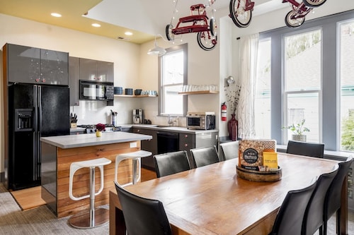 Amazing sijainti, moderni sisustus, perheystäv��llinen Alberta Arts District!