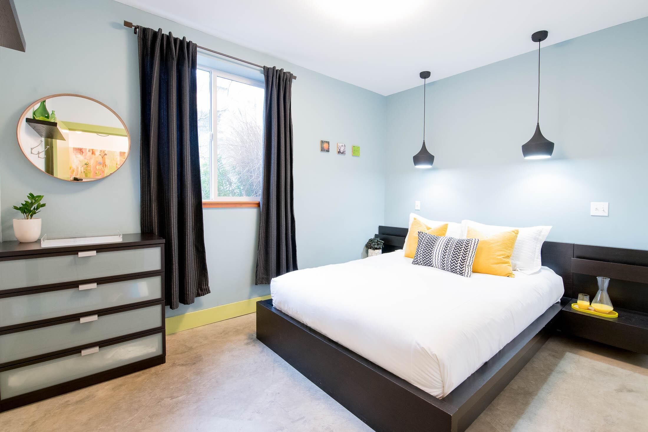 7 habitaciones, tabla de planchar con plancha y cuna de viaje 